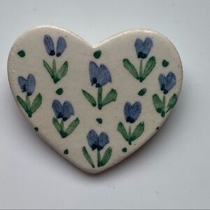 ❄️ Hand Crafted Blue and White Painted Floral Ceramic Heart Vintage Brooch Pin